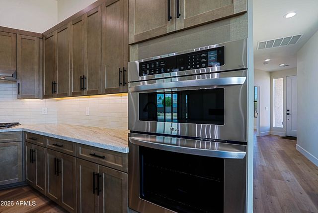 553 W CAVALRY Road, New River, AZ 85087
