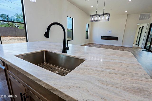 553 W CAVALRY Road, New River, AZ 85087