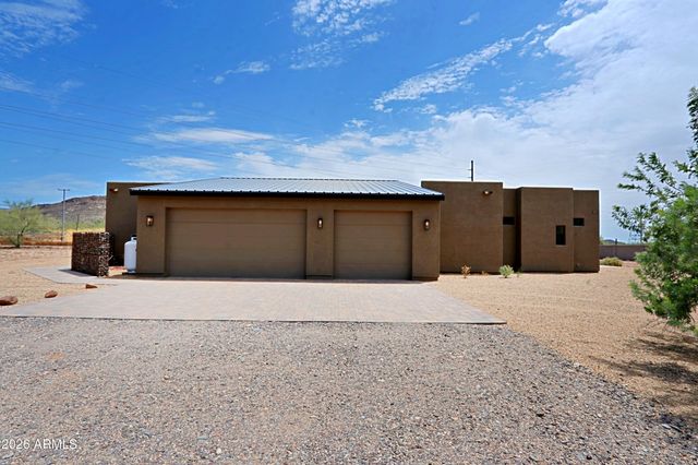 553 W CAVALRY Road, New River, AZ 85087