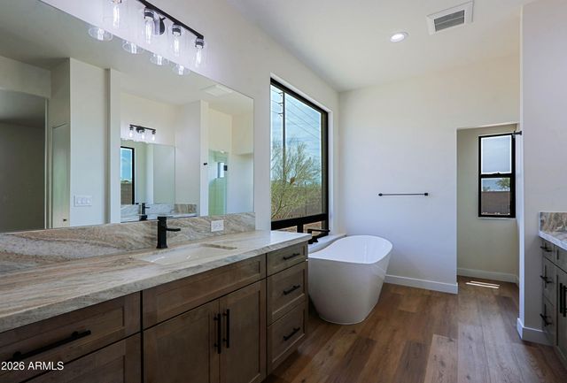 553 W CAVALRY Road, New River, AZ 85087
