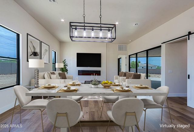 553 W CAVALRY Road, New River, AZ 85087