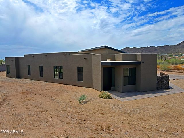 553 W CAVALRY Road, New River, AZ 85087