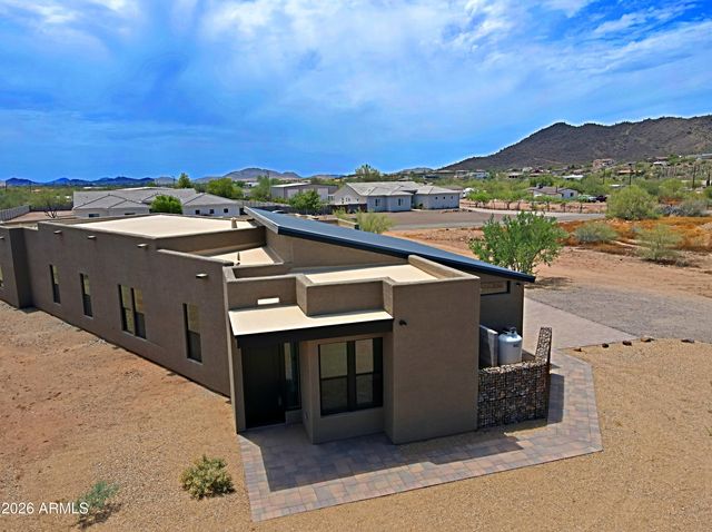 553 W CAVALRY Road, New River, AZ 85087