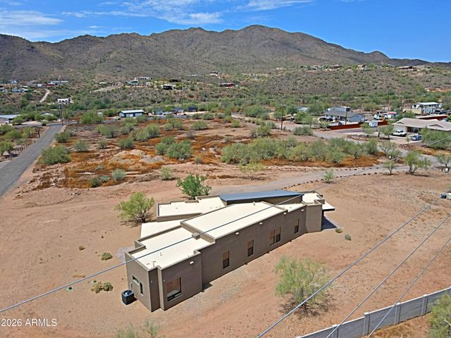 553 W CAVALRY Road, New River, AZ 85087
