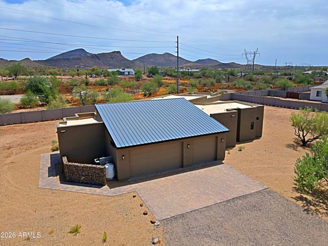 553 W CAVALRY Road, New River, AZ 85087