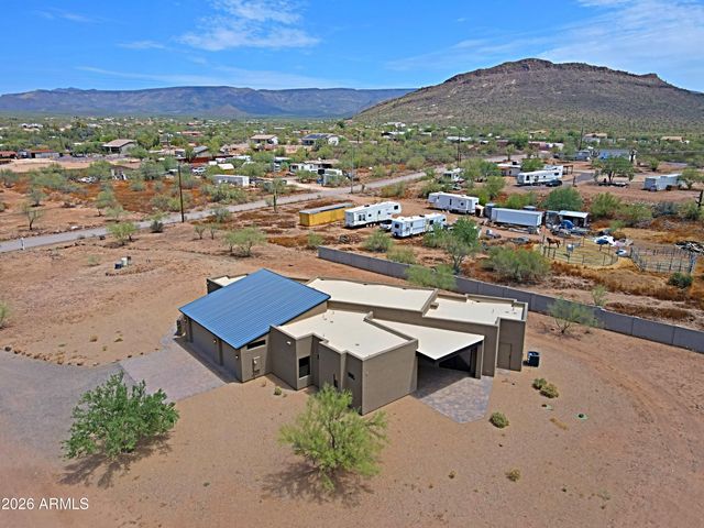 553 W CAVALRY Road, New River, AZ 85087