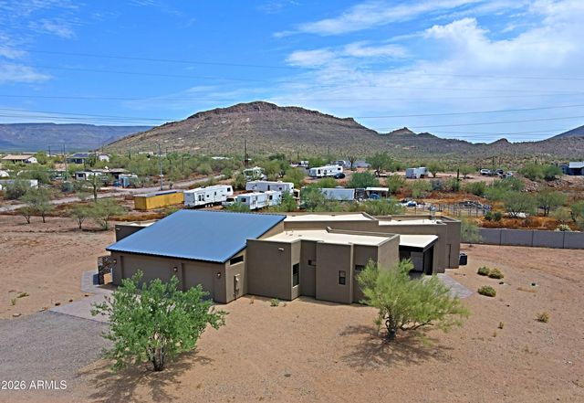 553 W CAVALRY Road, New River, AZ 85087