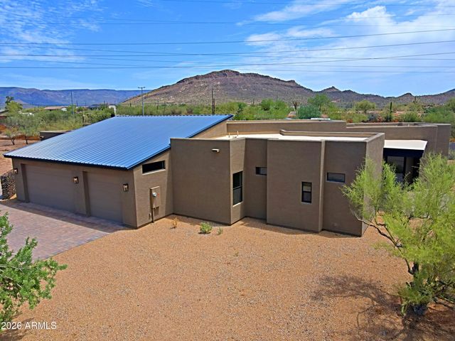 553 W CAVALRY Road, New River, AZ 85087