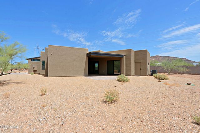 553 W CAVALRY Road, New River, AZ 85087