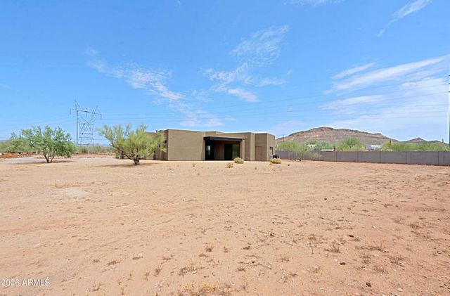 553 W CAVALRY Road, New River, AZ 85087