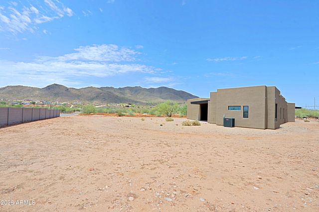 553 W CAVALRY Road, New River, AZ 85087