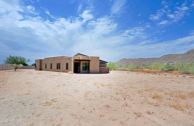 553 W CAVALRY Road, New River, AZ 85087