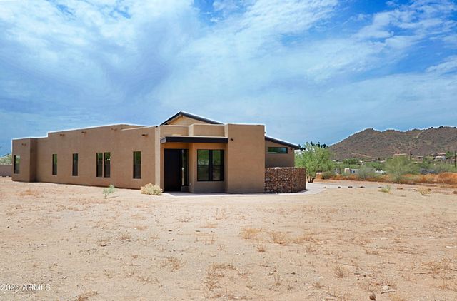 553 W CAVALRY Road, New River, AZ 85087