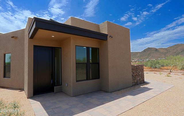 553 W CAVALRY Road, New River, AZ 85087