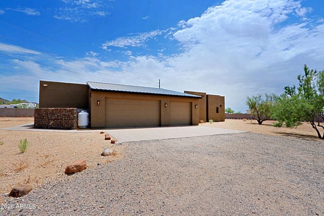553 W CAVALRY Road, New River, AZ 85087
