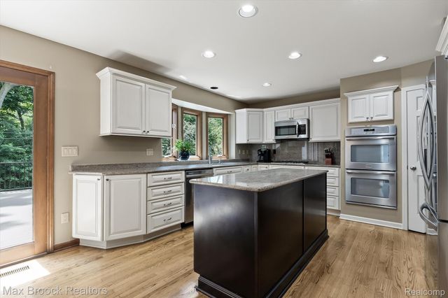 3015 Woodcreek Way, Bloomfield Charter Township, MI 48304