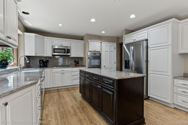 3015 Woodcreek Way, Bloomfield Charter Township, MI 48304