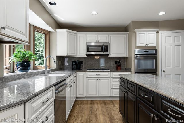 3015 Woodcreek Way, Bloomfield Charter Township, MI 48304