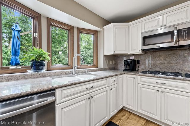 3015 Woodcreek Way, Bloomfield Charter Township, MI 48304