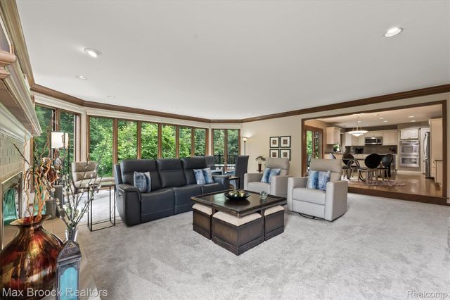 3015 Woodcreek Way, Bloomfield Charter Township, MI 48304