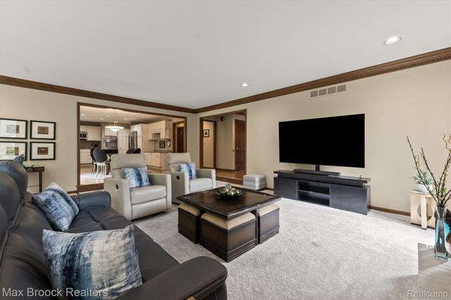 3015 Woodcreek Way, Bloomfield Charter Township, MI 48304
