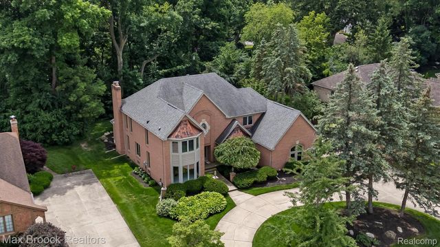 3015 Woodcreek Way, Bloomfield Charter Township, MI 48304