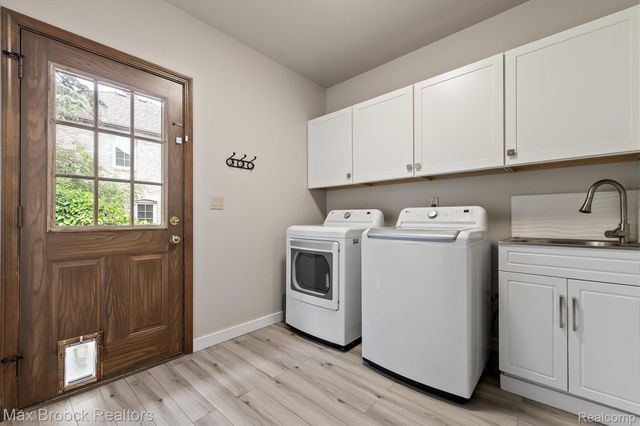3015 Woodcreek Way, Bloomfield Charter Township, MI 48304
