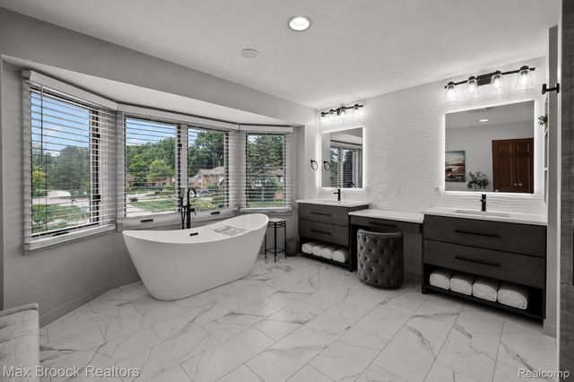 3015 Woodcreek Way, Bloomfield Charter Township, MI 48304