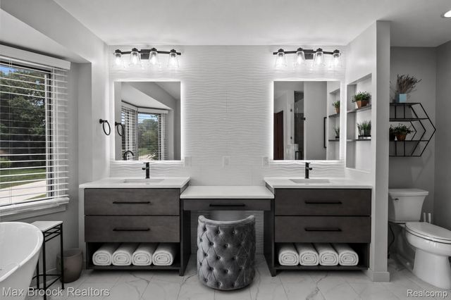 3015 Woodcreek Way, Bloomfield Charter Township, MI 48304