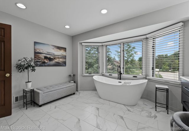 3015 Woodcreek Way, Bloomfield Charter Township, MI 48304