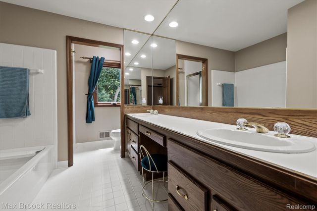 3015 Woodcreek Way, Bloomfield Charter Township, MI 48304