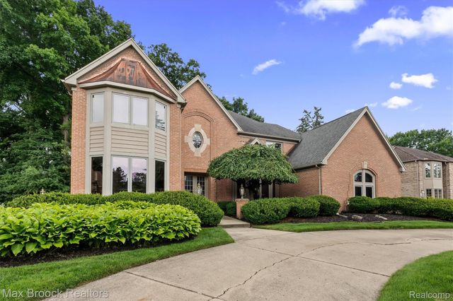 3015 Woodcreek Way, Bloomfield Charter Township, MI 48304