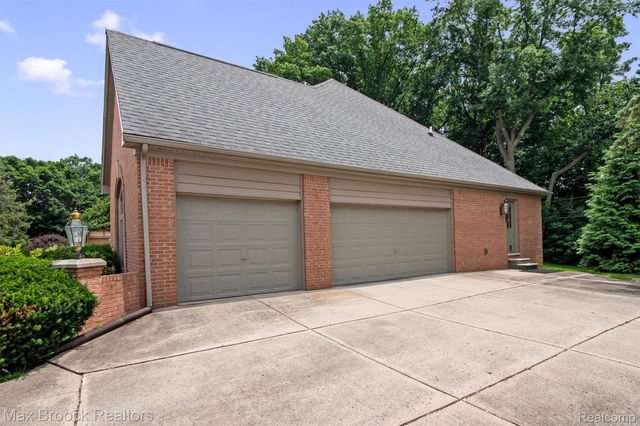 3015 Woodcreek Way, Bloomfield Charter Township, MI 48304