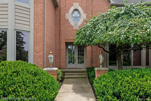 3015 Woodcreek Way, Bloomfield Charter Township, MI 48304