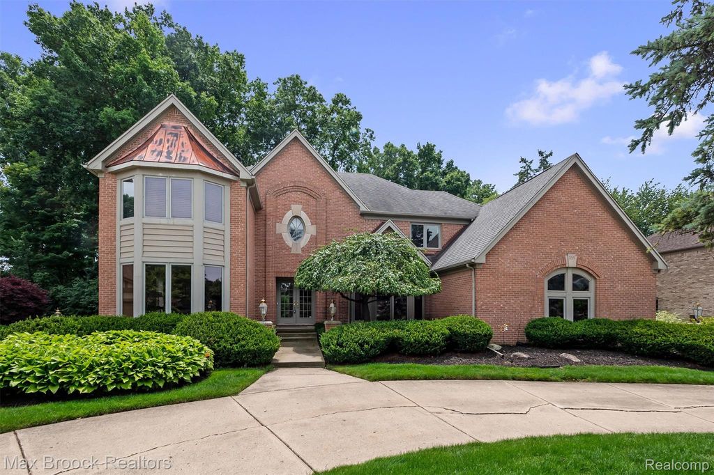 3015 Woodcreek Way, Bloomfield Charter Township, MI 48304