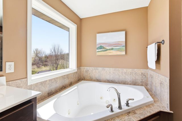 16471 Hawk Ridge Court NW, Prior Lake, MN 55372