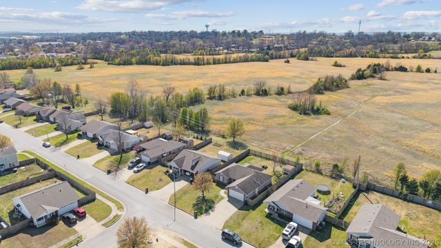 2001 N Chambers Avenue, Claremore, OK 74017