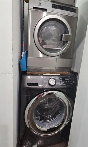 90 SW 3rd St, Miami, FL 33130