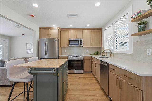 918 E LAMBRIGHT STREET, Tampa, FL 33604