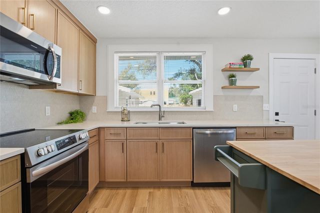 918 E LAMBRIGHT STREET, Tampa, FL 33604