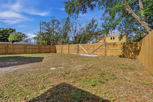 918 E LAMBRIGHT STREET, Tampa, FL 33604