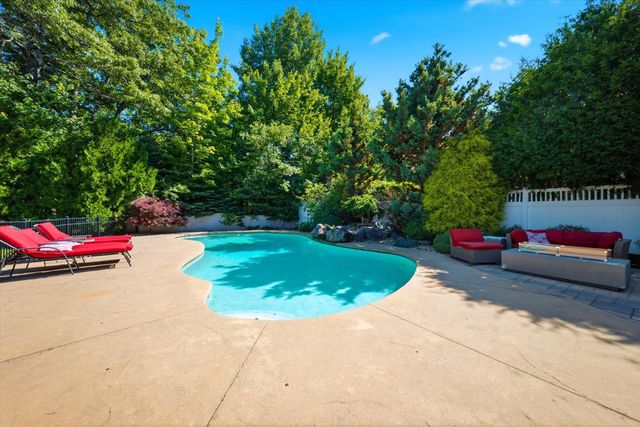 9 Tennyson Drive, Manchester, NH 03104