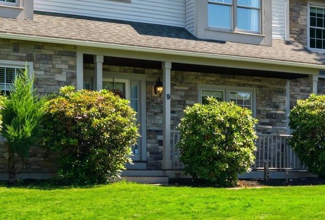 9 Tennyson Drive, Manchester, NH 03104