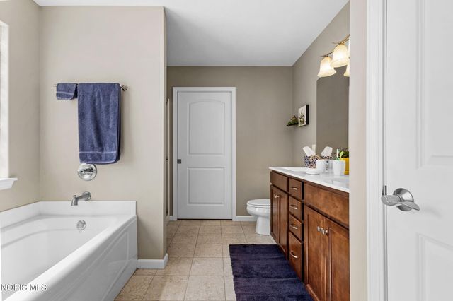 824 Meadowland Trail, Toledo, OH 43615