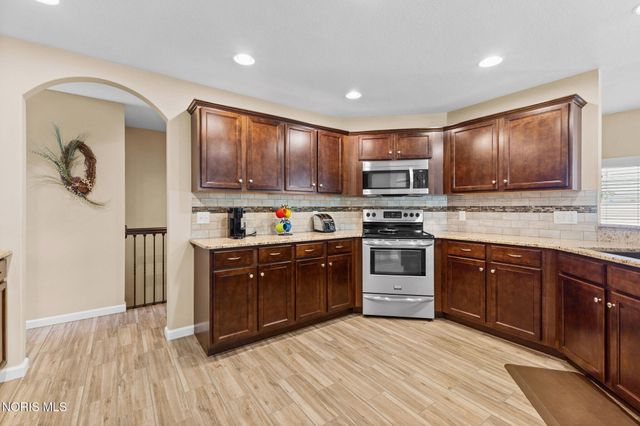 824 Meadowland Trail, Toledo, OH 43615