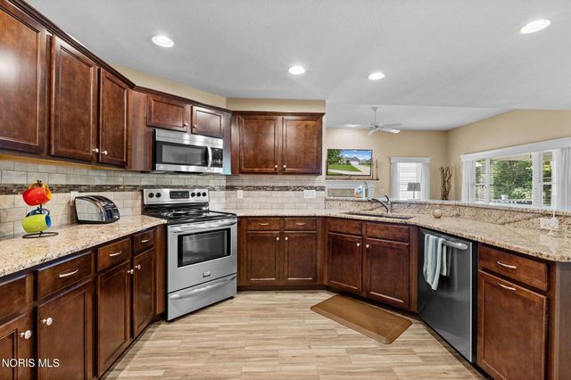 824 Meadowland Trail, Toledo, OH 43615