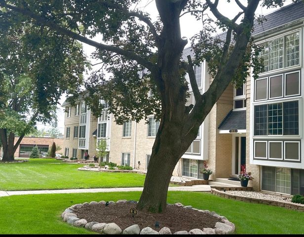 370 Eastern Avenue 370, Barrington, IL 60010