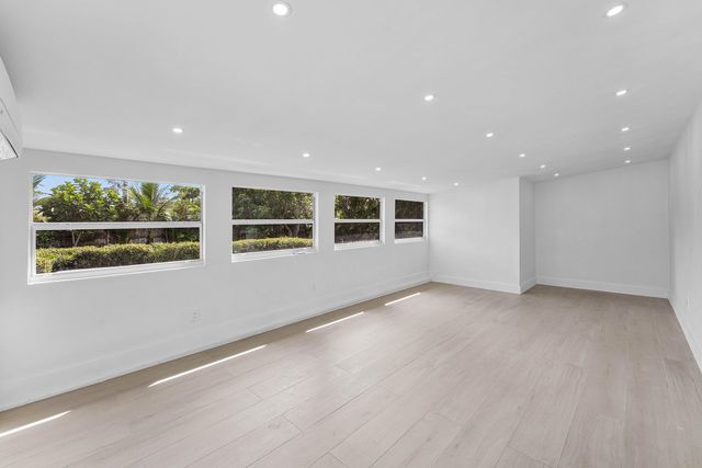 124 MAYFIELD Road W, Lantana, FL 33462