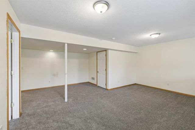 10026 Bayern Lane, Johnston, IA 50131