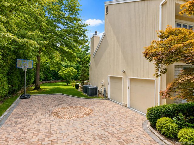 40 Bristol Drive, Manhasset, NY 11030